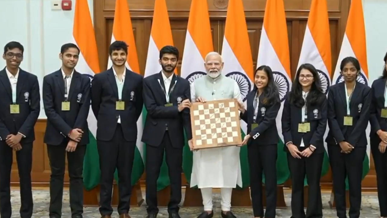 PM Modi meets chess team