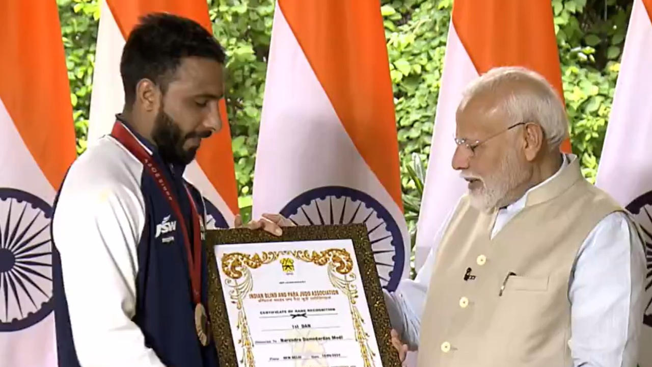 PM Modi meets Paralympians