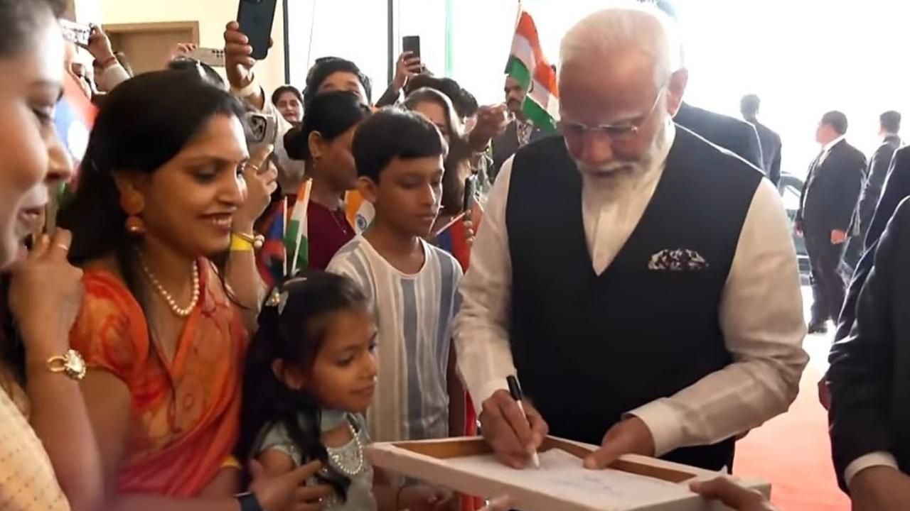  PM Modi Receives Rousing Welcome from Indian Diaspora in Laos