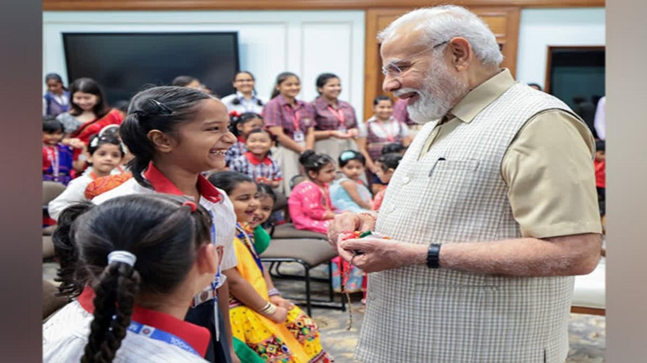 PM Modi With Girl Child