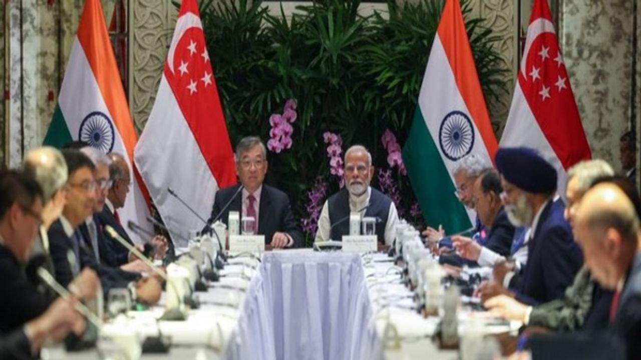 PM Modi with Singapore business leaders