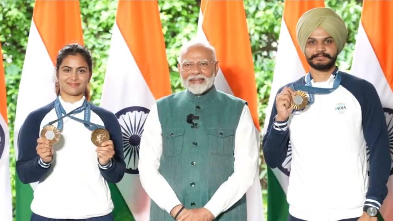 PM narendra modi meets Indian Olympic contingent