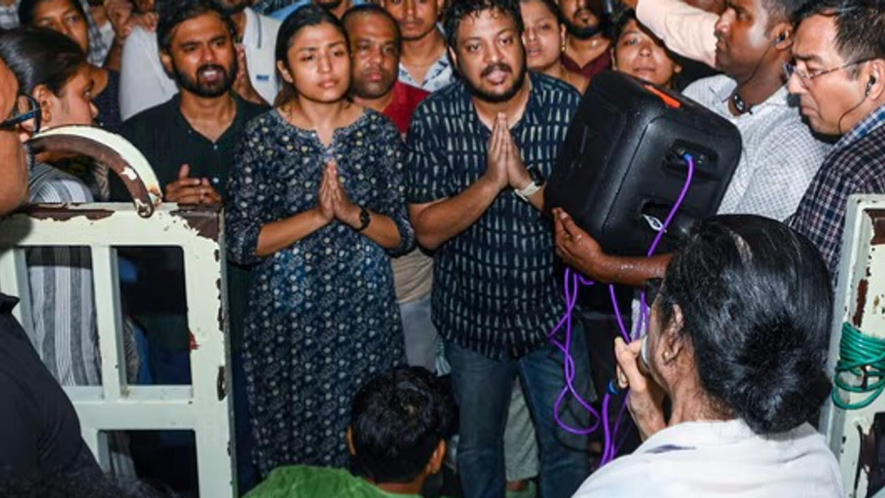 Protesting doctors meet West Bengal CM Mamata Banerjee 