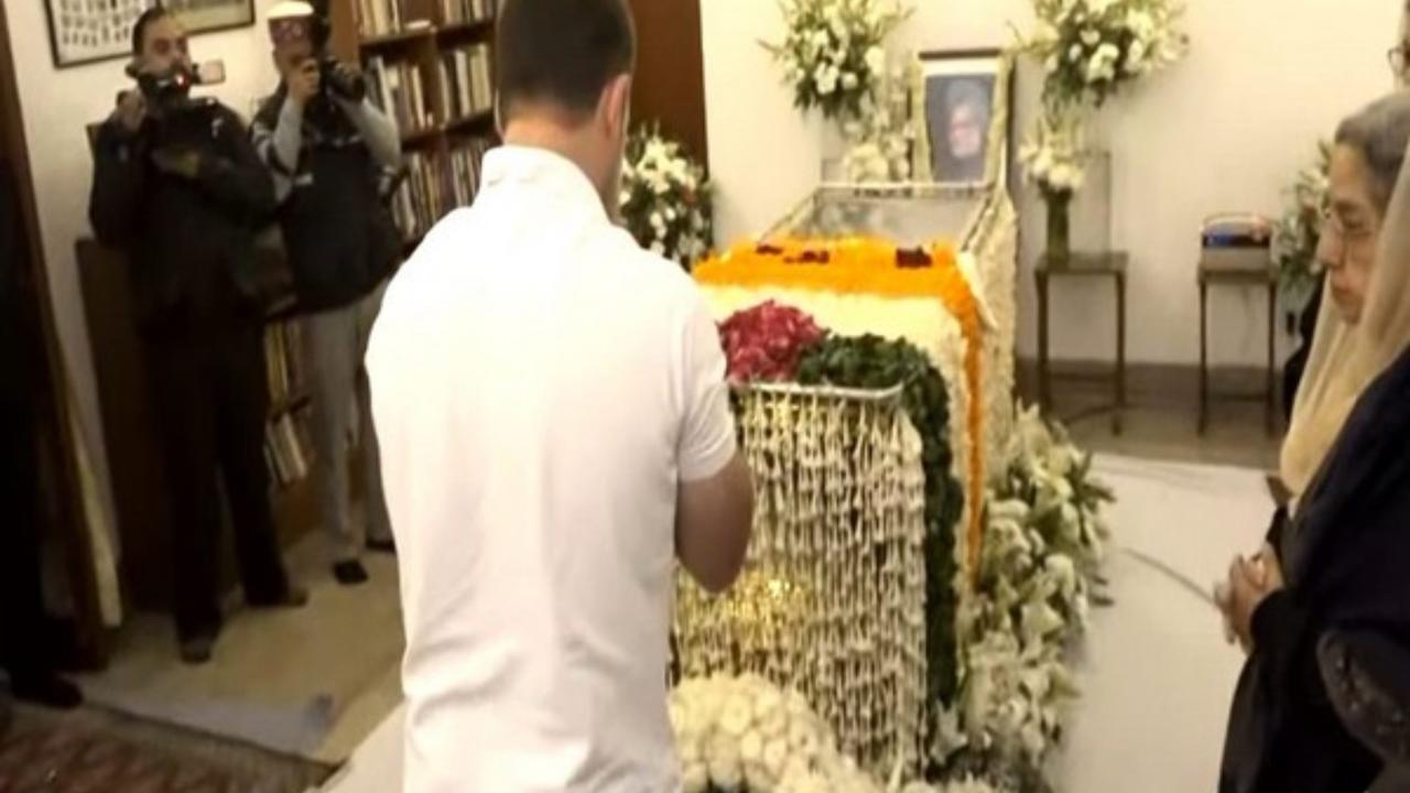 Rahul Gandhi Pays His Last Respects to Former PM Manmohan Singh