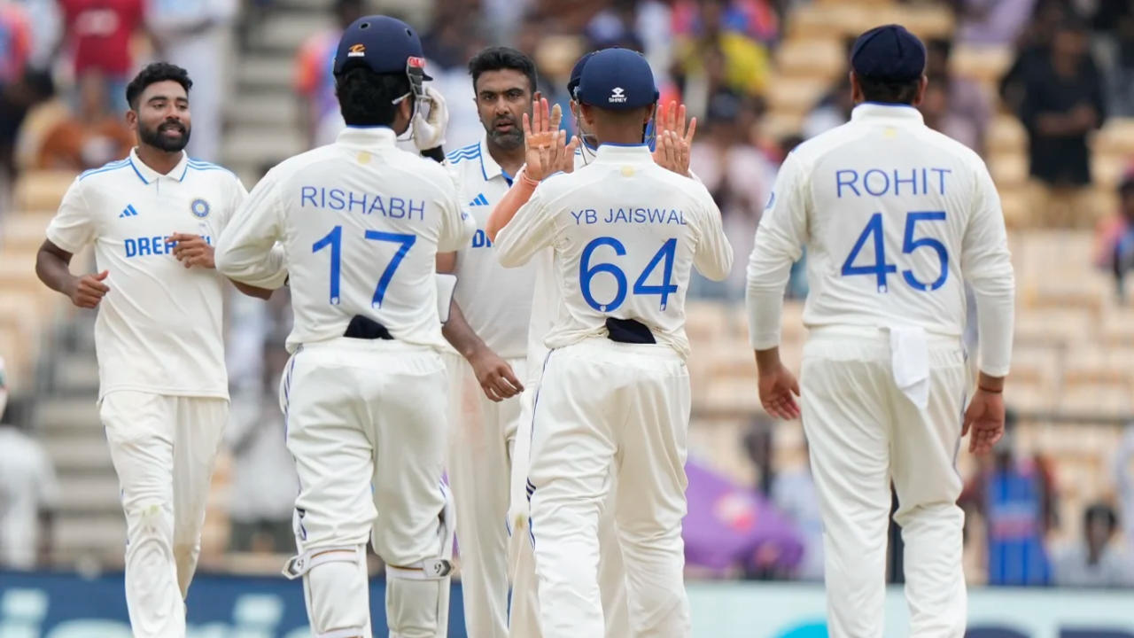 Rishabh Pant with his India teammates