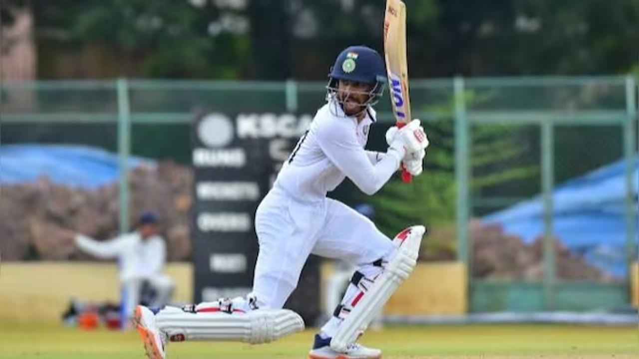 Ruturaj Gaikwad Retrired hurt after hitting four on first ball india b vs india c 