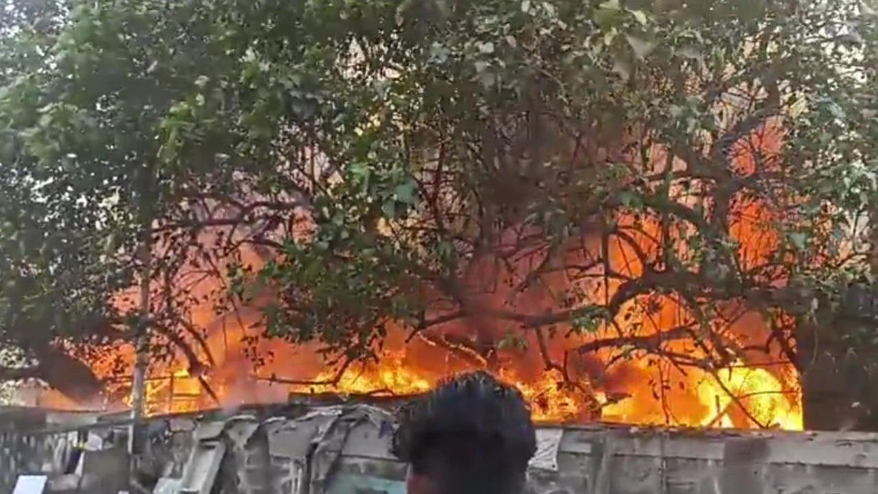 Massive Fire Breaks Out in Mumbai's Bandra East, Several Huts Gutted