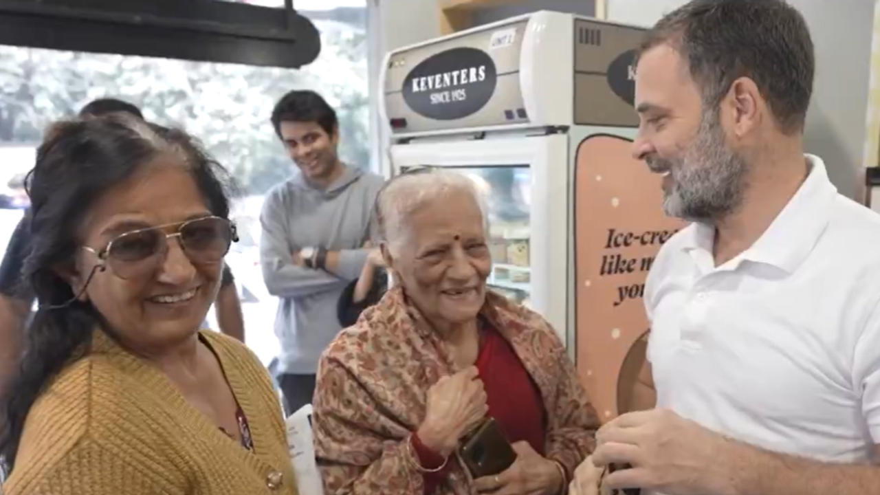 Elderly Woman Invites Rahul Gandhi Home Over Milkshake, But Forgets Key | VIRAL VIDEO