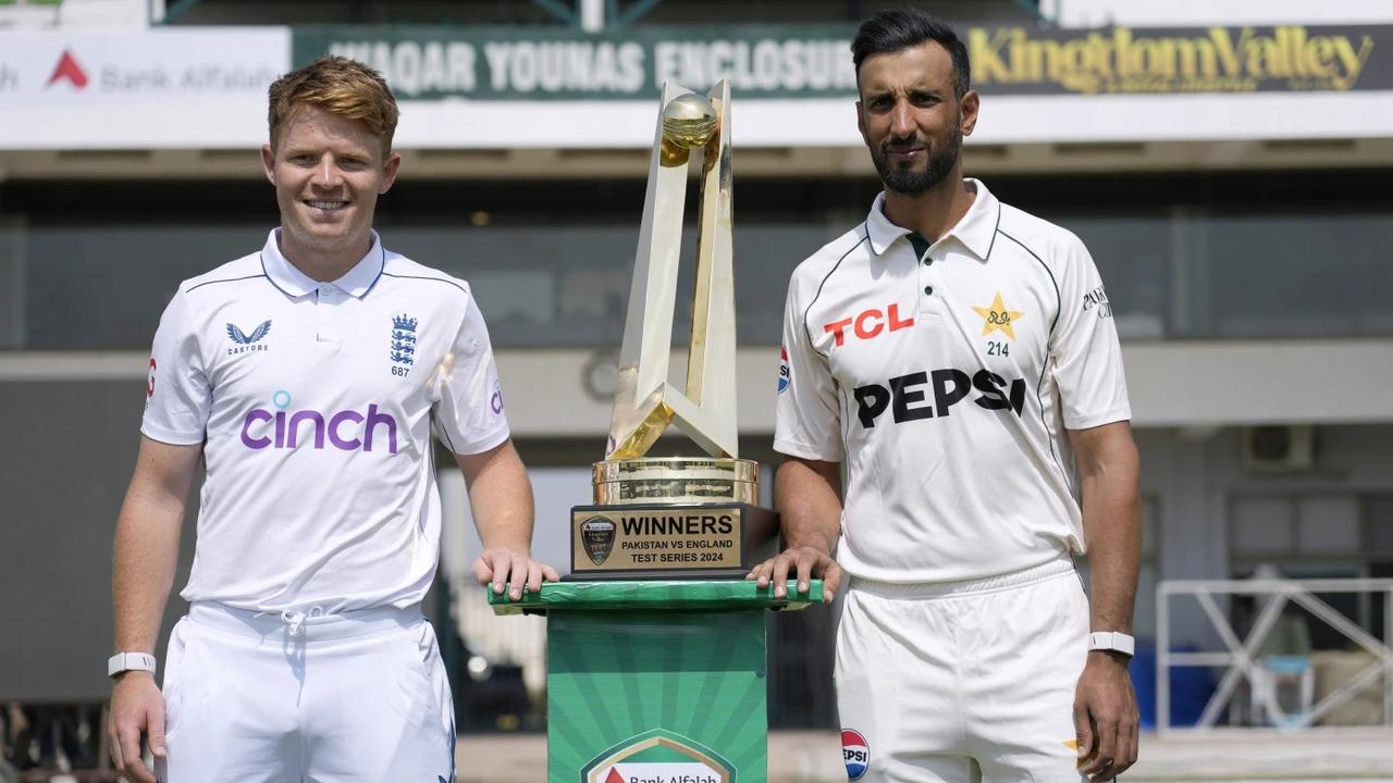 Shan Masood and Ollie Pope with the trophy.