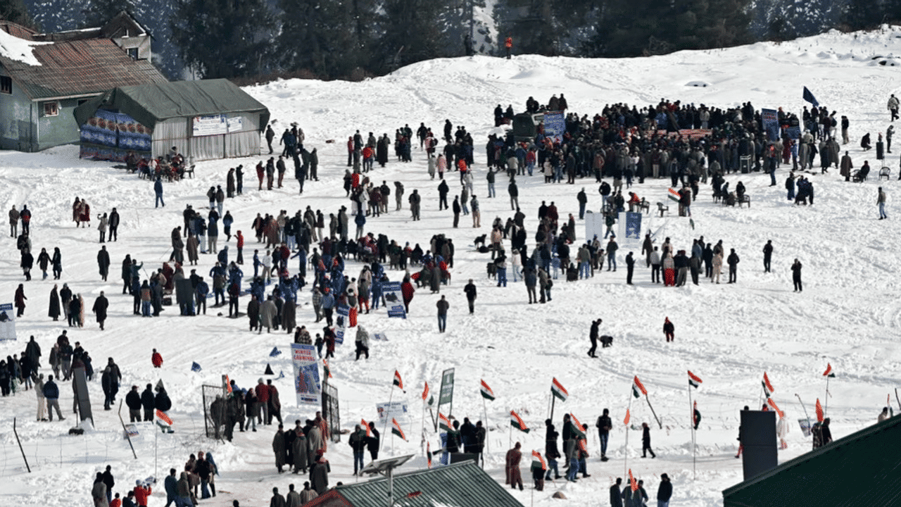 Shopian’s Winter Carnival Draws Thousands to Dubjan Meadows