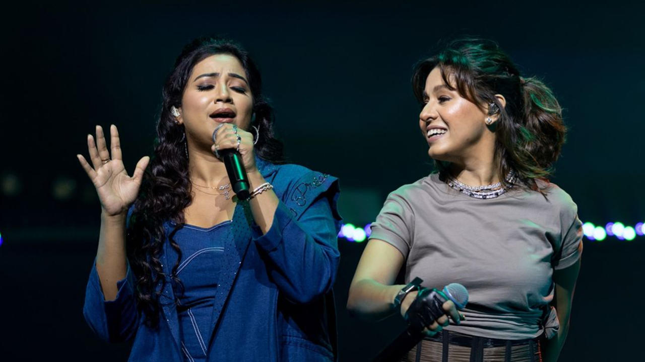 Shreya Ghoshal and Sunidhi Chauhan share the stage in Chhaila