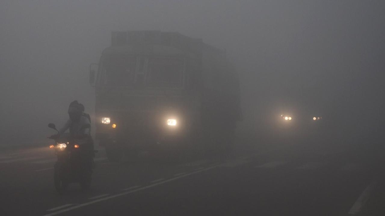 bus and tractor collided due to fog in Shahjahanpur