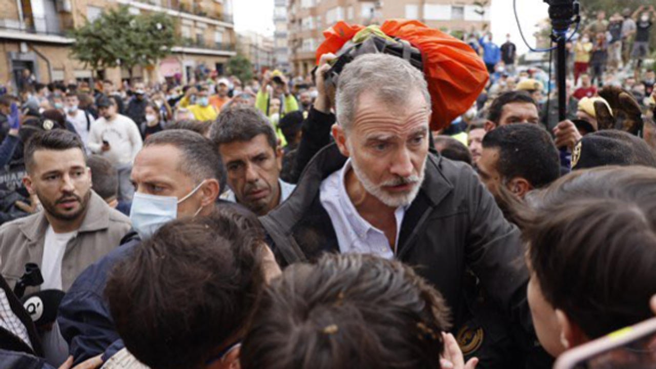 Spain's king meets flood survivors in Paiporta