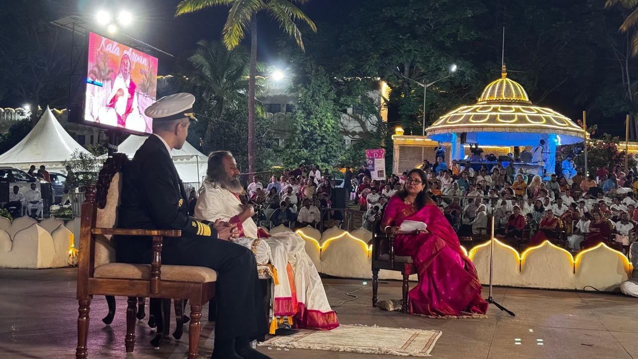 Sri Sri Ravi Shankar at mental health seminar