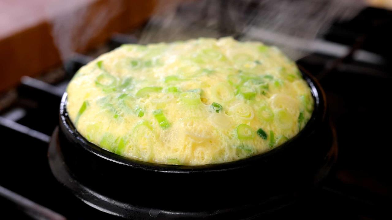 Steamed egg in an earthenware bowl - Ttukbaegi gyeranjjim