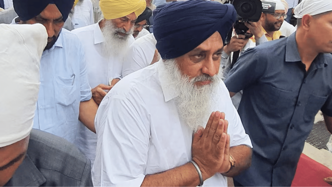 Sukhbir Singh Badal awarded religious punishment as a security guard outside Golden Temple