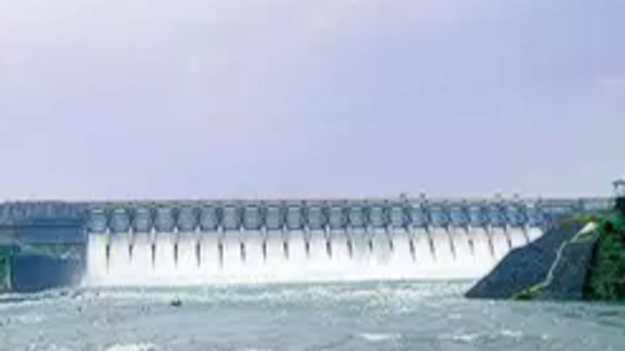 Surat on alert after 1.63 lacs cusecs of water released from Ukai dam