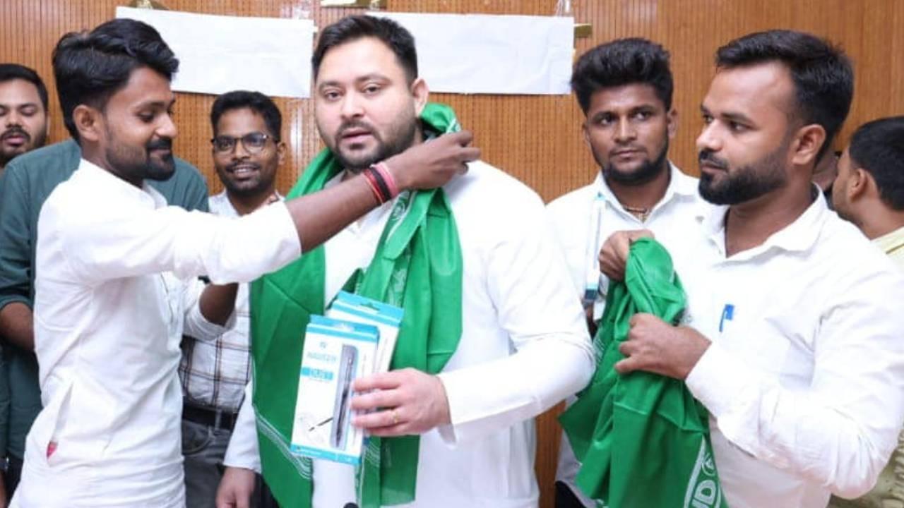 Tejashwi Yadav Green Gamcha