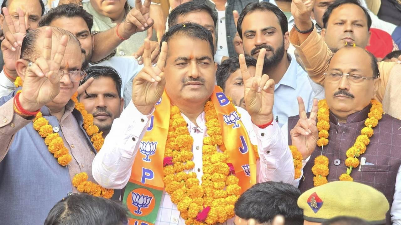 Thakur Ramveer Singh win Kundarki assembly by-election