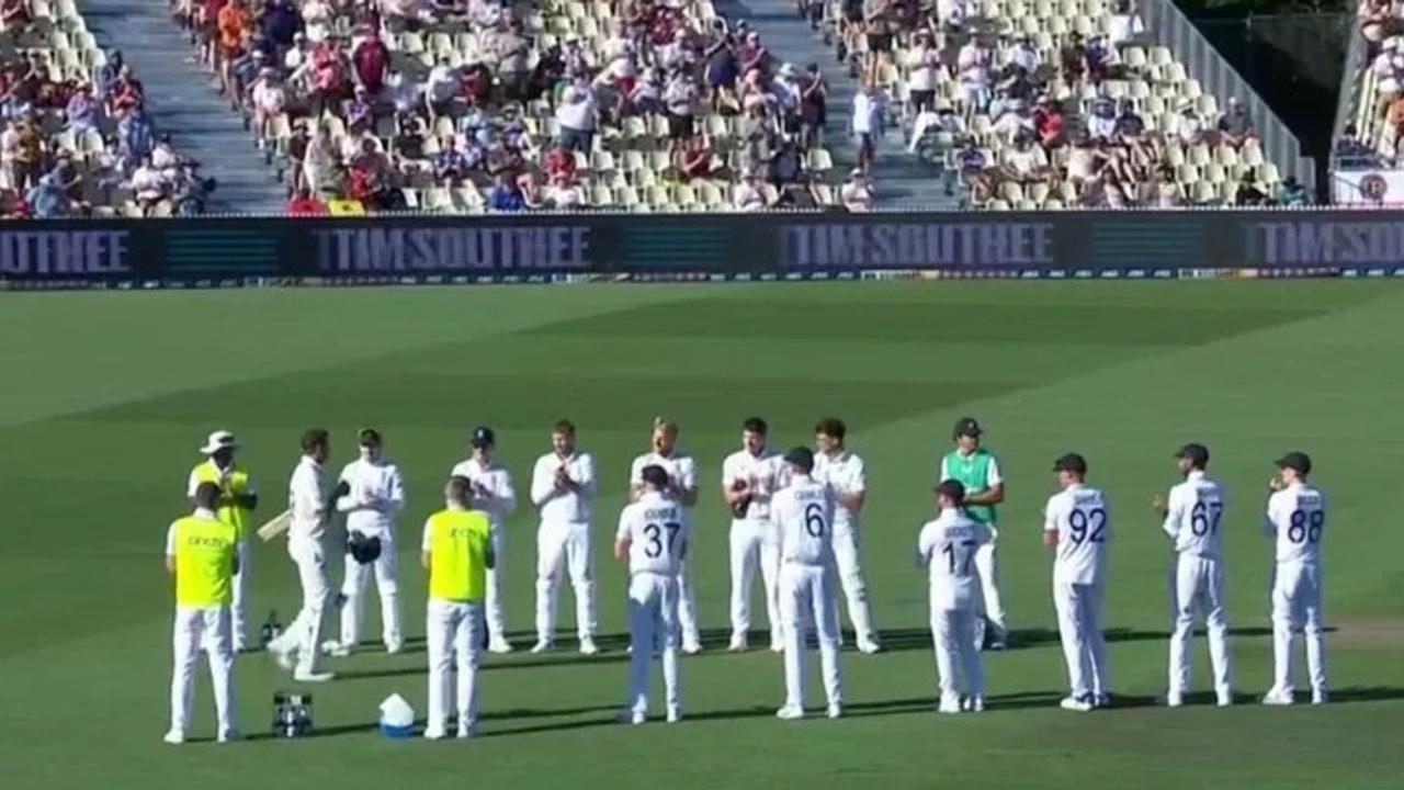 tim southee gets guards of honour by england team in his farewell test