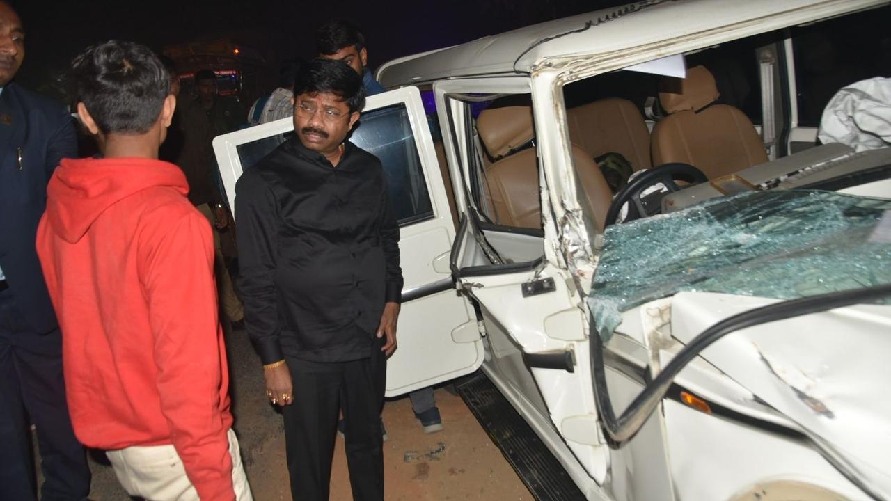 UP Minister Nand Gopal Nandi's convoy meets with an accident in Sant Kabir Nagar