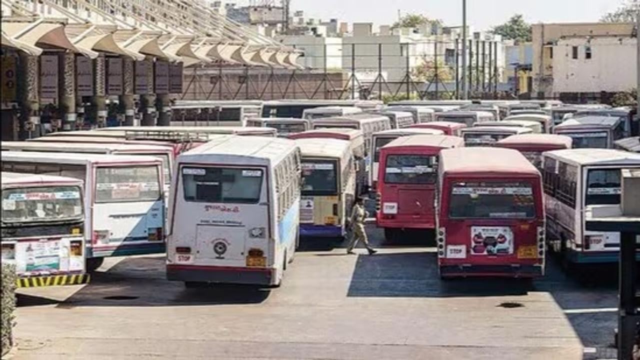 UP Shocker: Passenger Dies After Falling from Moving Bus While Spitting 'Paan' on Expressway