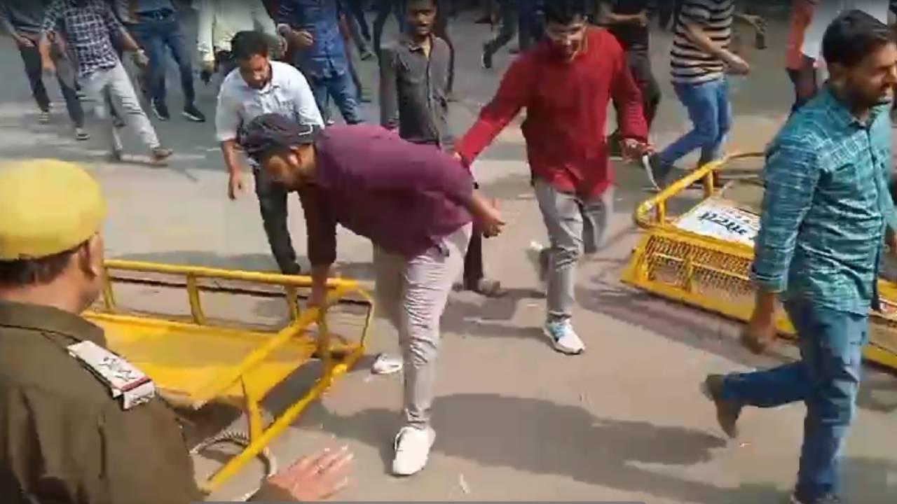 uppsc candidates break police barricades in prayagraj