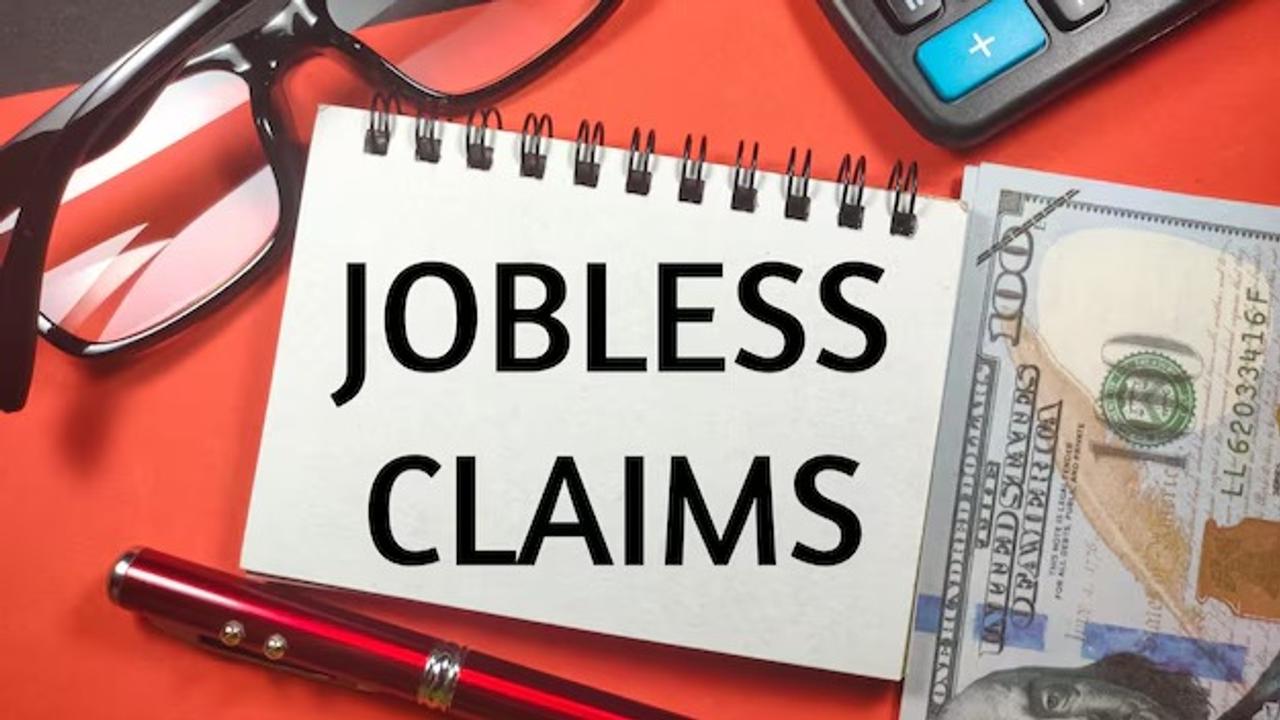 US weekly jobless claims fall slightly