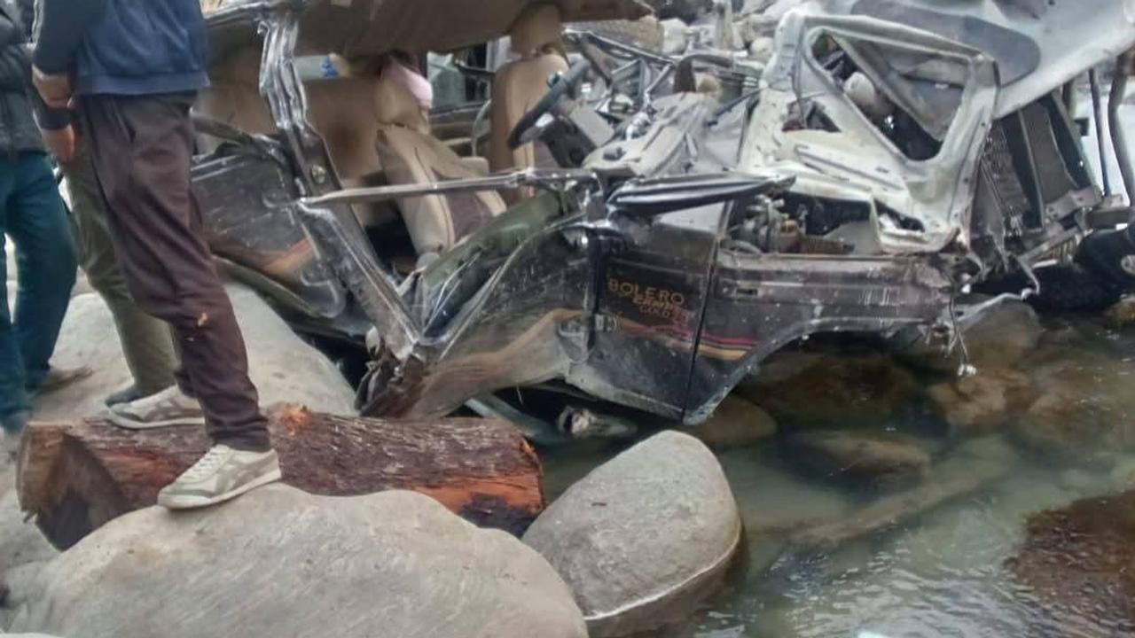 vehicle falls into river in J-K's Kishtwar