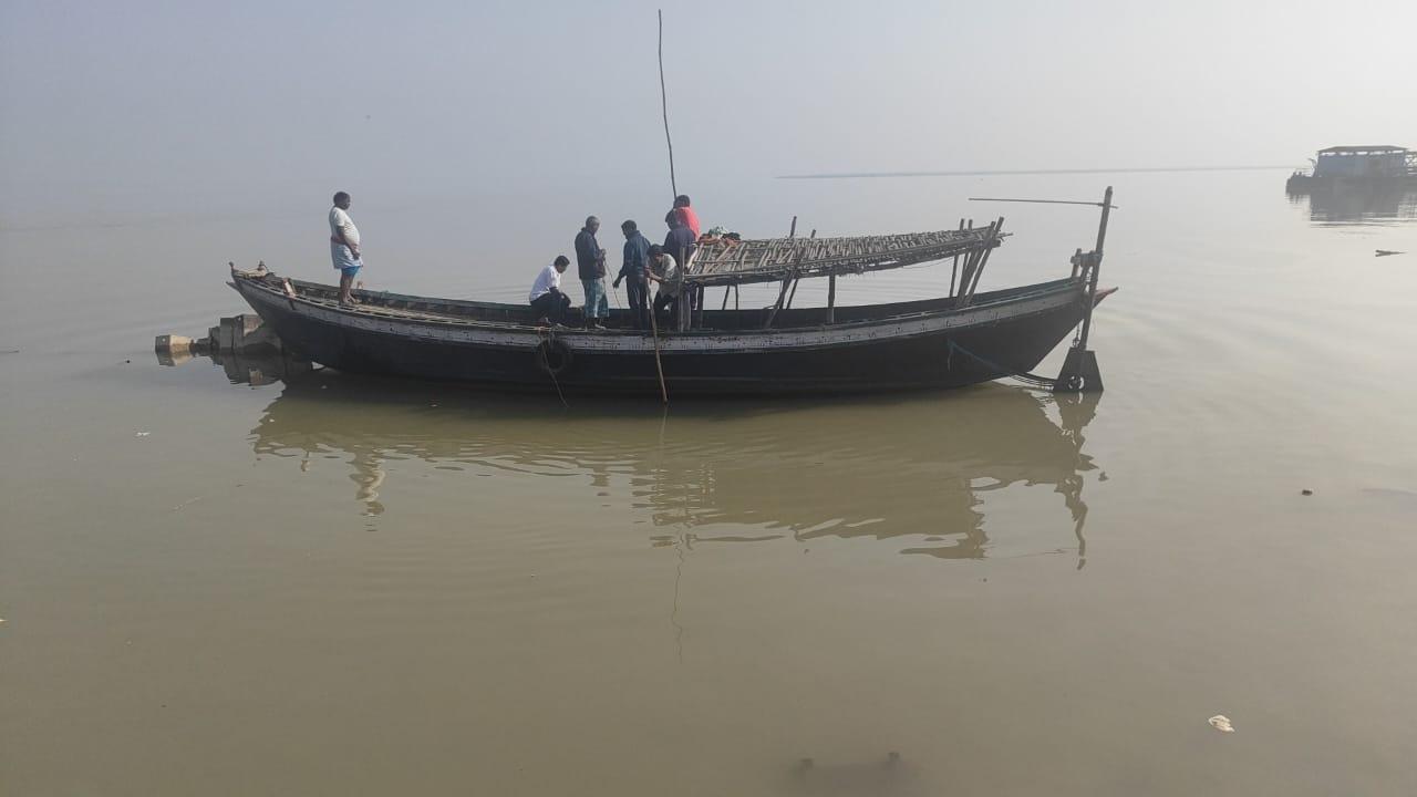 Vehicles Falls Into Ganga in Jharkhand's Sahebganj, Driver Missing; Search Operation Underway