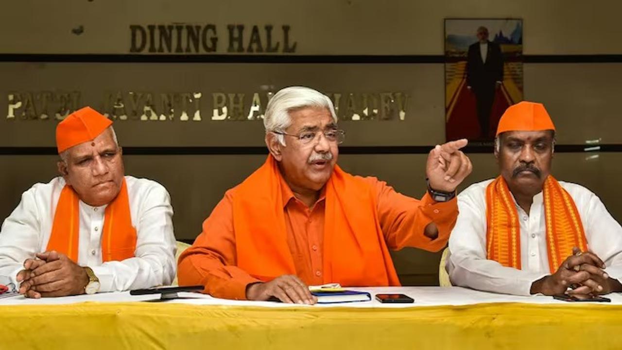 VHP president Alok Kumar (Center) 