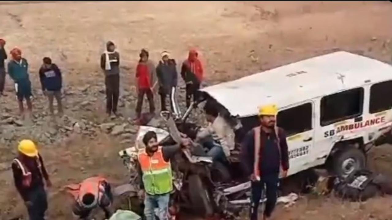 VIDEO: 4 dead, 5 Injured as Ambulance Ferrying Patient to Bihar Overturns in MP's Seoni