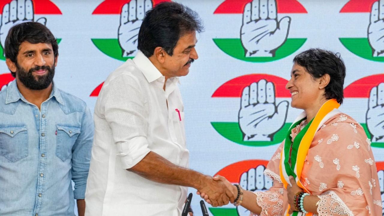  Vinesh Phogat new innings begins joins hands with Congress