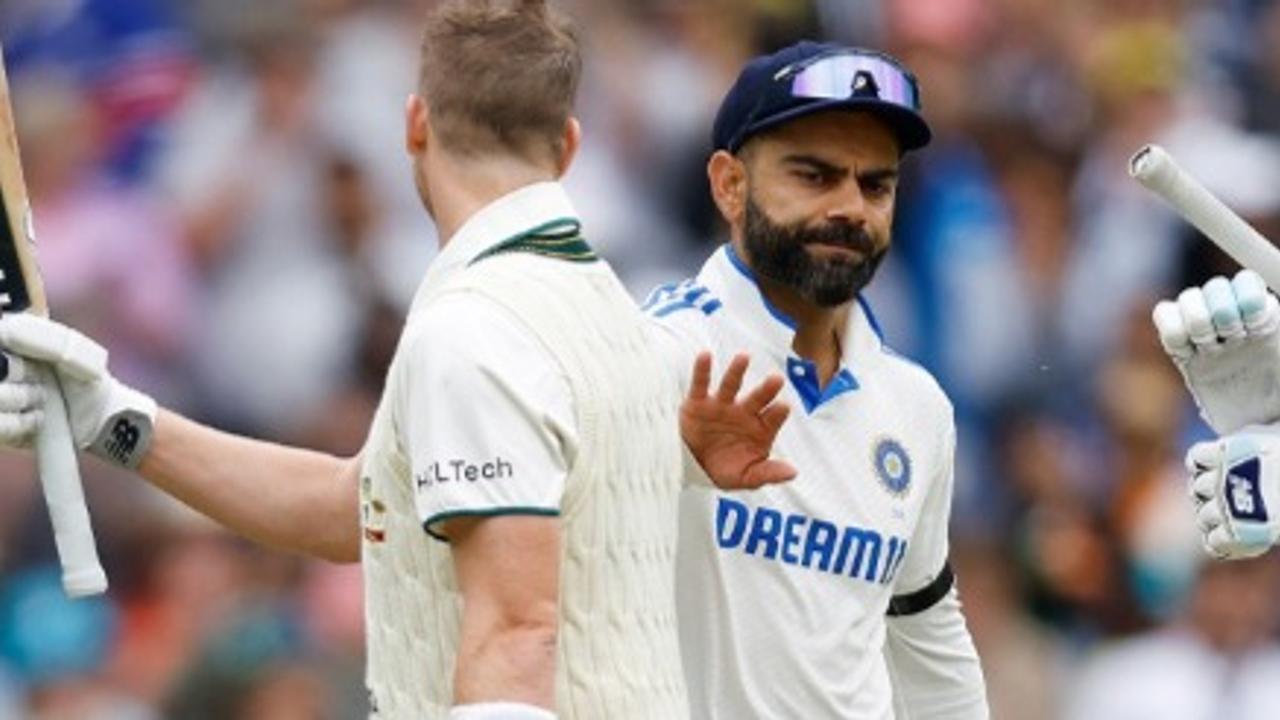 Virat Kohli appreciating the Hundred of Steve Smith 