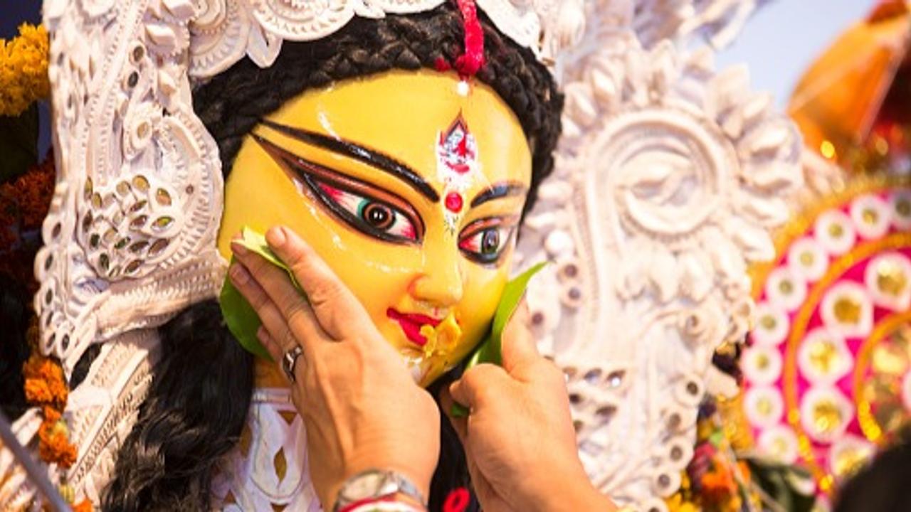 What are the main points of differences between Navratri and Durga Puja? 