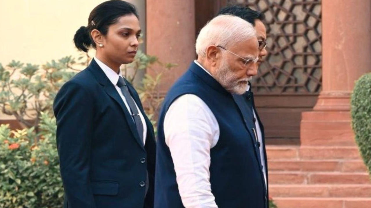  Who Is The Woman Commando Seen Next To PM Modi? Viral Photo Explained