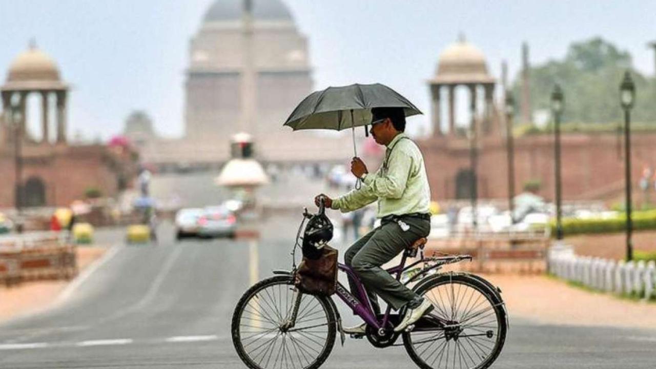 IMD Predicts Cloudy Skies Over Delhi, Minimum Temperature settles at 24.9 deg C