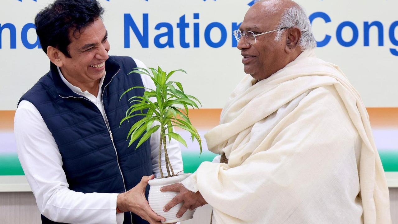 devender yadav with kharge