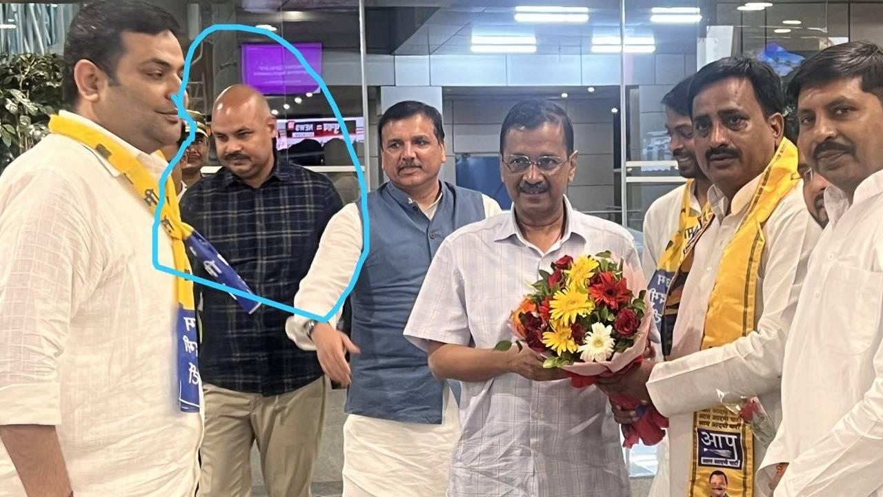 bibhav kumar seen with arvind kejriwal and sanjay singh