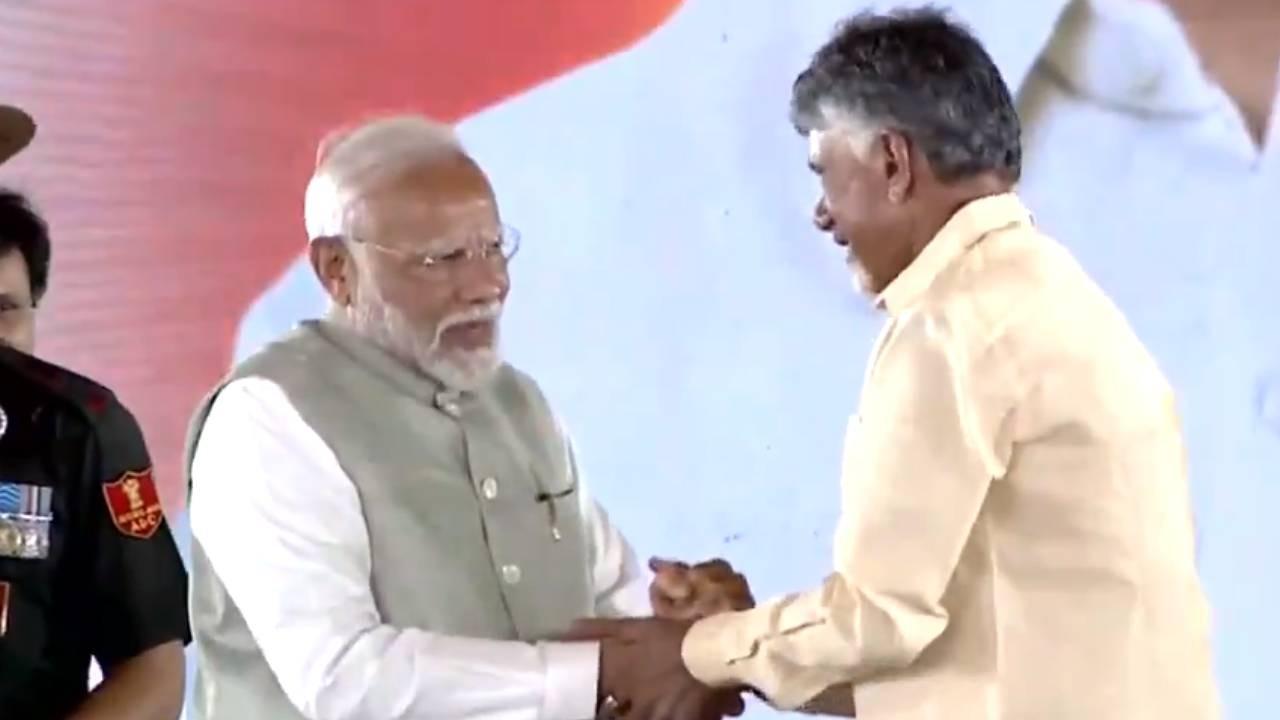 chandrababu naidu hugs pm modi