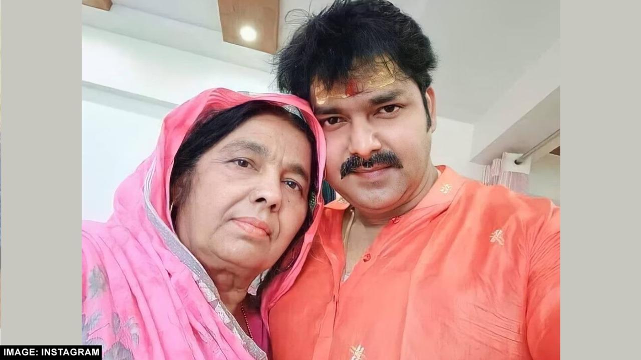 pawan singh with his mother