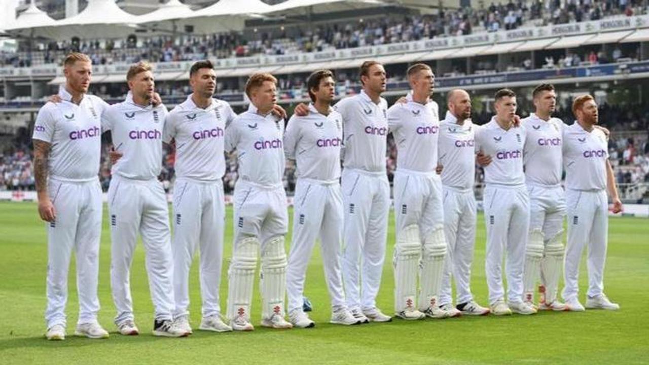 English team gathers for their national anthem