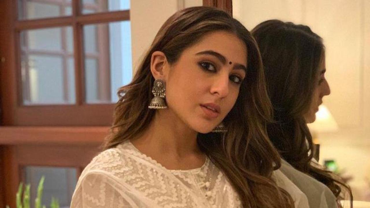 Sara Ali Khan stuns fans with a beautiful pool pic, poetically caption it 'Monday Blues'