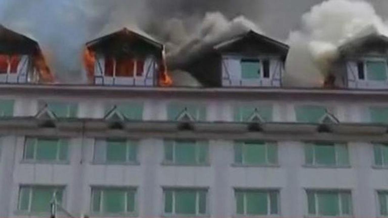 Massive Fire breaks out in Pamposh Hotel, Srinagar. LIVE UPDATES HERE