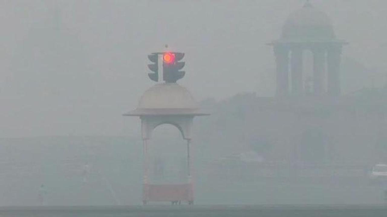 A day after Diwali, Delhi's air quality deteriorates to 'hazardous' level