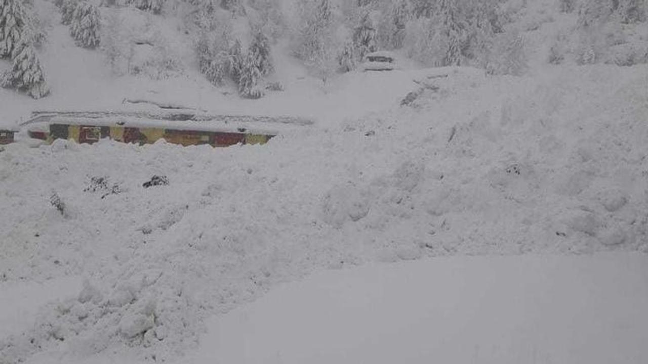 Avalanche in J&K blocks Jawahar tunnel on Jammu-Srinagar highway, authorities mount snow-clearing effort