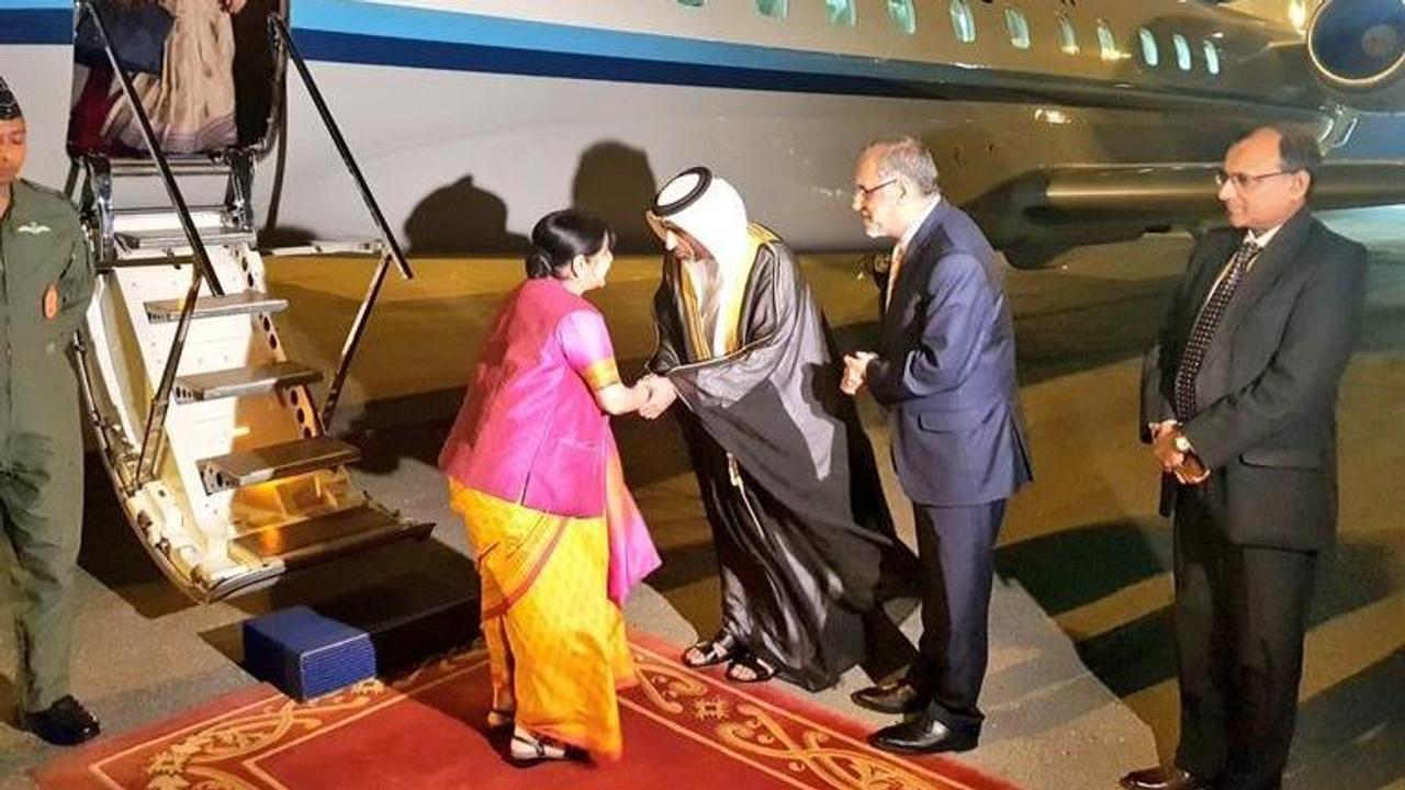 EAM Sushma Swaraj received with full diplomatic protocol in Abu Dhabi as she is set to address OIC conclave as 'Guest of Honour'