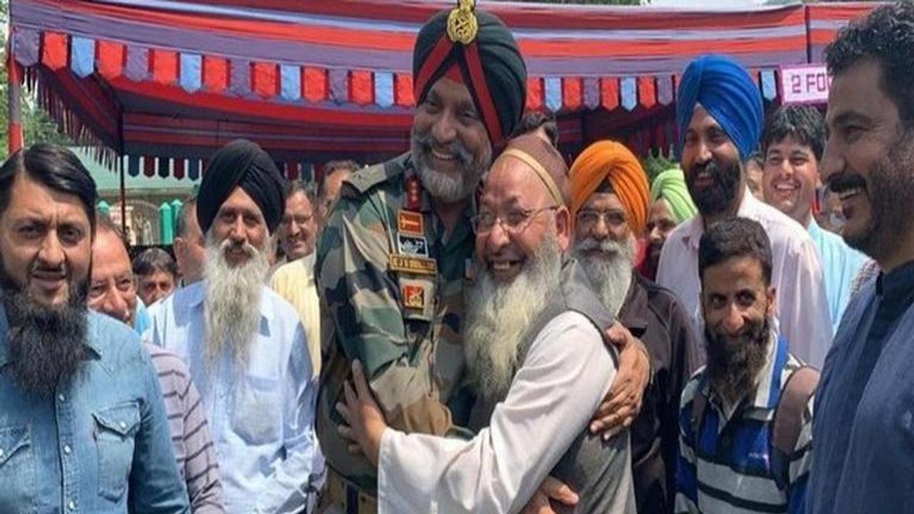 Srinagar: Chinar Corps Commander Lt Gen Dhillon participates in Eid Milan