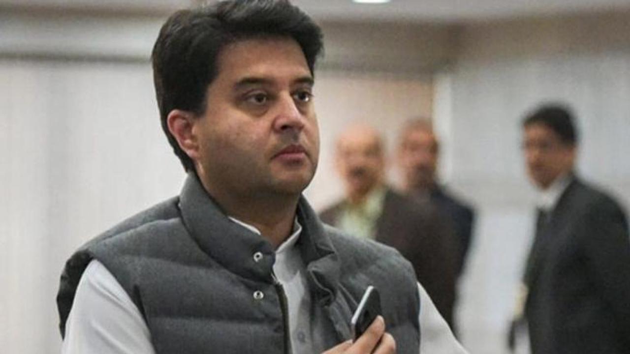 Jyotiraditya Scindia resorts to dinner diplomacy in Madhya Pradesh amid political crisis in Karnataka and Goa