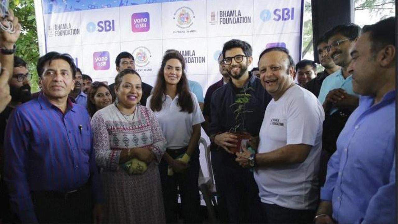 In Pictures: Bollywood star Esha Gupta and Yuva Sena Chief Aaditya Thackeray participate in mangrove clean-up in Mumbai's Carter Road